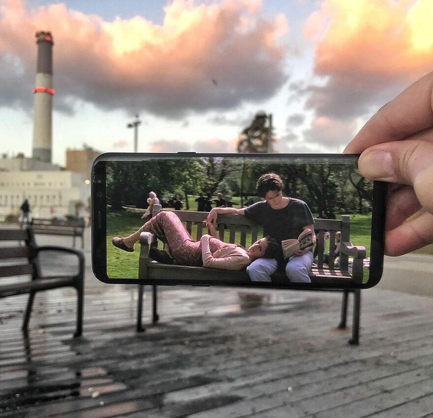 A combination of real-life scene with a pic on a smartphone