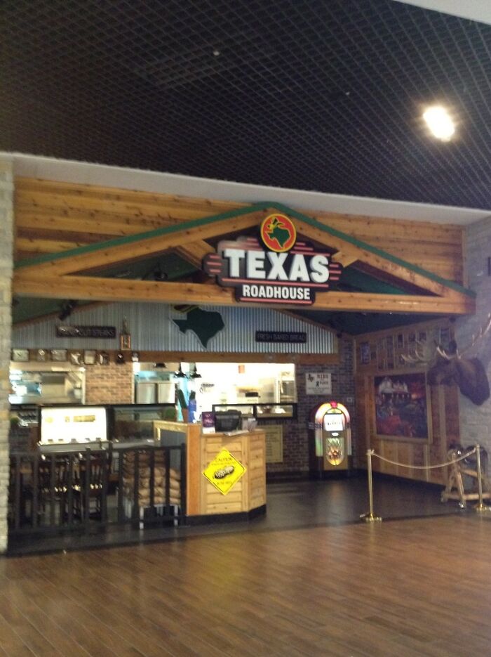 Texas Roadhouse Servers On TikTok Show How Much They Earn From Tips Per Night, And It Starts A Conversation