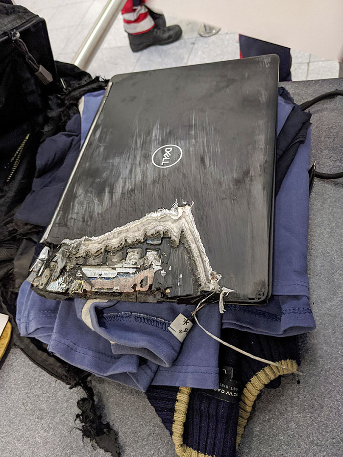 Una computadora portátil arrollada por un carro de equipajes del aeropuerto
