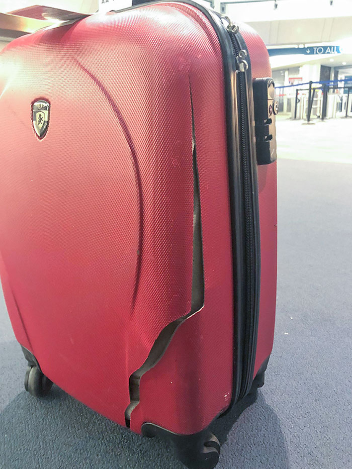 Desearía no haber pagado para transportar esta maleta… Aun así, me pregunto cómo lograron romper ambas cremalleras