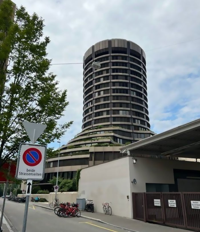El Banco de Pagos Internacionales en Basilea, Suiza. Con todo el dinero que tienen, uno pensaría que podrían gastar un poco para, al menos, pintarlo o hacer que las ventanas sean consistentes