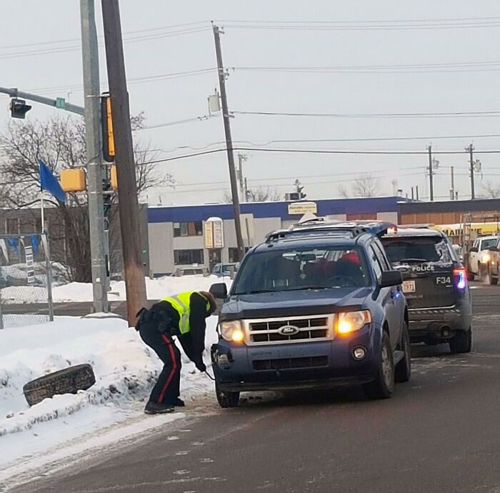 A Police Officer Changing Someone's Tire In -20 C (-4 F). Let's Give Some Love To Our Boys In Blue