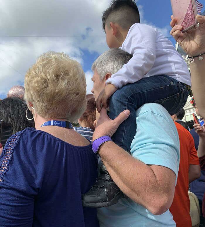 Little Boy Couldn't See The Christmas Parade At Disney World Over The Crowd And This Kind Stranger Offered To Lift Him Up So He Could See