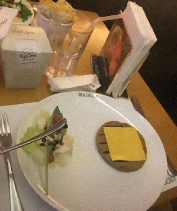 Hamburguesa estúpida servida en un restaurante supuestamente sofisticado