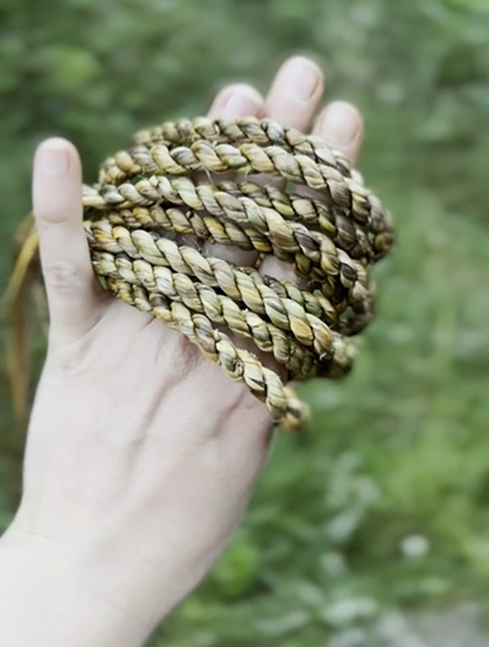 Una cuerda que hice a mano con hojas y tallos de narcisos de la zona. Esta cuerda se utilizó para la boda de mis amigos