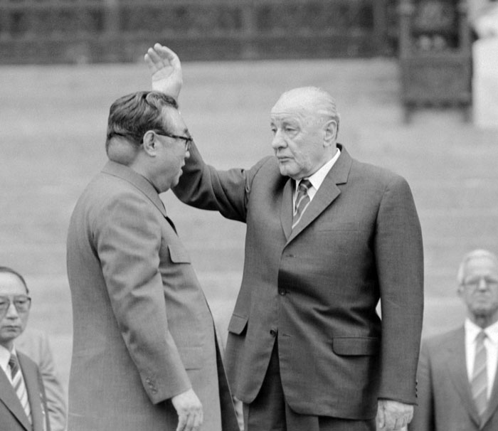 Kim Il-Sung, fundador de Corea del Norte, con el líder comunista húngaro János Kádár, 1984. El tumor de su cuello es claramente visible