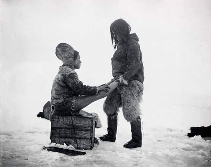 Robert E. Peary, Un hombre inuit calienta los pies de su mujer en Groenlandia, década de 1890