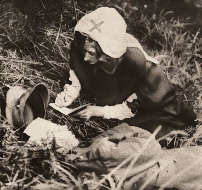 Enfermera de la "Cruz Roja" escribiendo las últimas palabras de un soldado herido de muerte, 1917