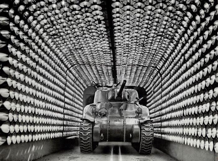 Un tanque M4 Sherman recién pintado en un túnel con lámpara de infrarrojos, diseñado para reducir el tiempo de secado de la pintura de 24 horas a 4 minutos