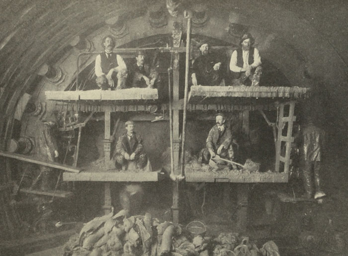 Hombres construyendo las alcantarillas de Chicago, 1912
