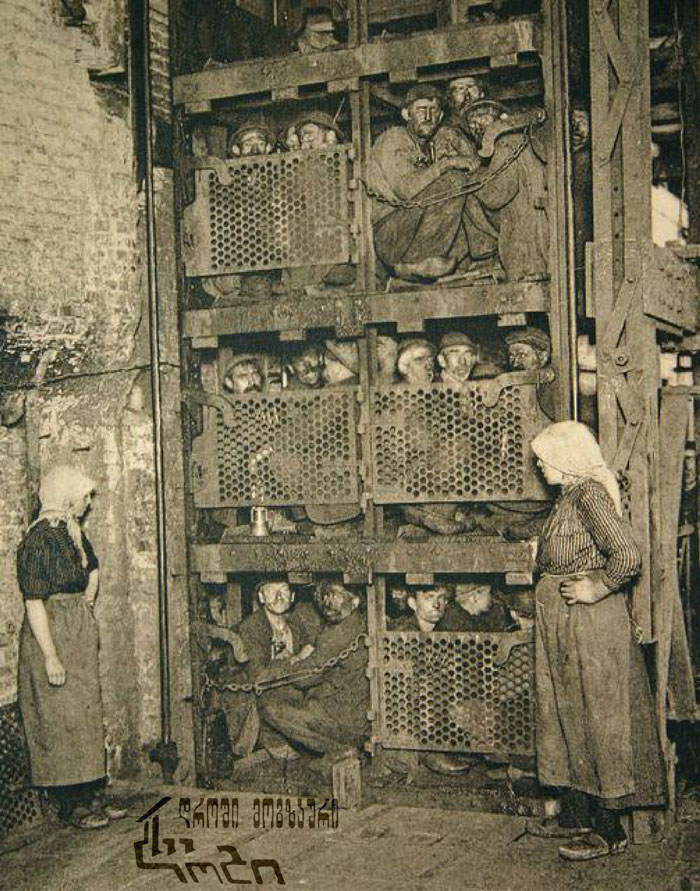 Mineros del carbón belgas subiendo tras una jornada de trabajo, 1900
