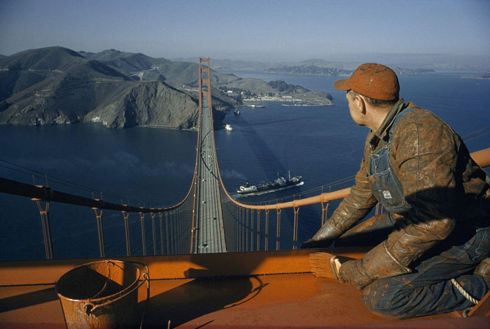 Un obrero pinta el puente Golden Gate, 1956