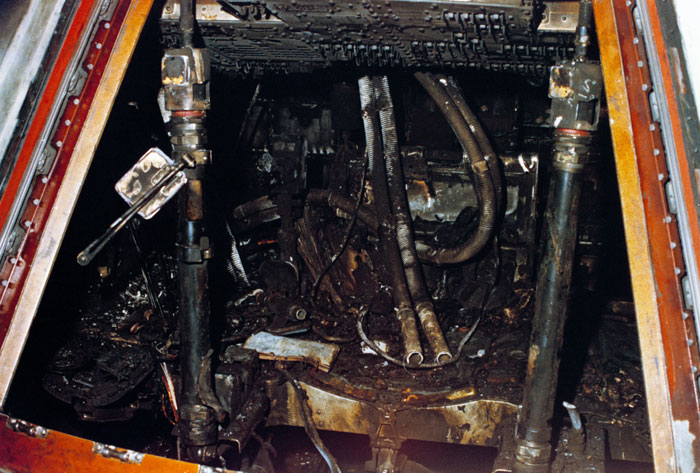 Los restos carbonizados del interior de la cabina del Apolo 1. Tres astronautas murieron en ella: Gus Grissom, Ed White y Roger Chaffee