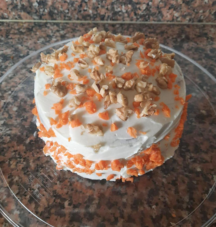 I'm Recovering From A Third-Grade Hamstring Injury And My Boyfriend Baked My Favorite Cake! The Whole House Smells Amazing