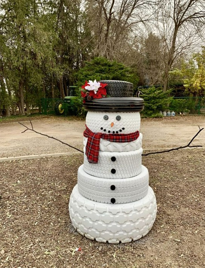 Adorable Old Tire Snowman I Love This Idea For Up-Cycling Old Tires