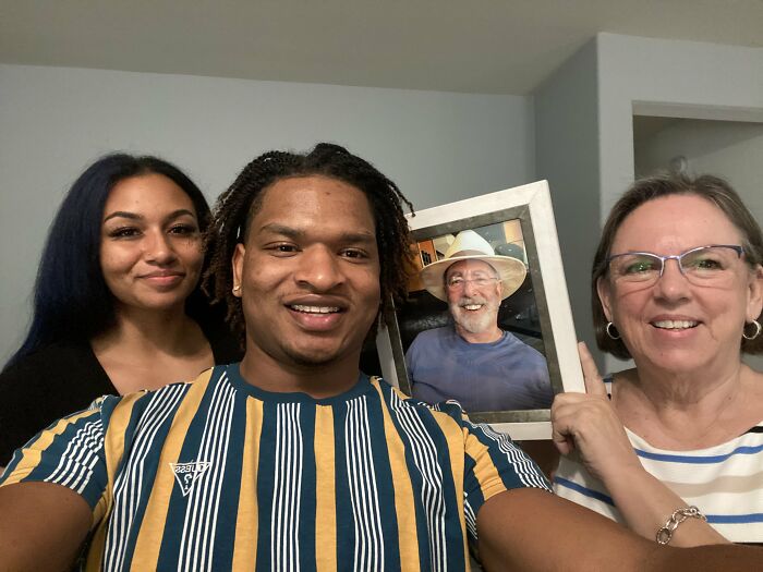 Grandma And ‘Stranger’ Shared 7th Thanksgiving Together After She Accidentally Sent Him An Invitation Years Ago Grandma And ‘Stranger’ Shared 7th Thanksgiving Together After She Accidentally Sent Him An Invitation Years Ago