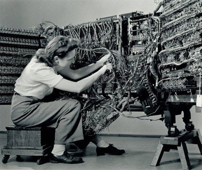 Mujer cableando una de las primeras computadoras IBM, tomada por Berenice Abbott en 1948