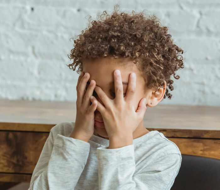 Therapist Reveals 15 Subtle Ways Kids Express Anxiety That Adults Often Don’t Pick Up On