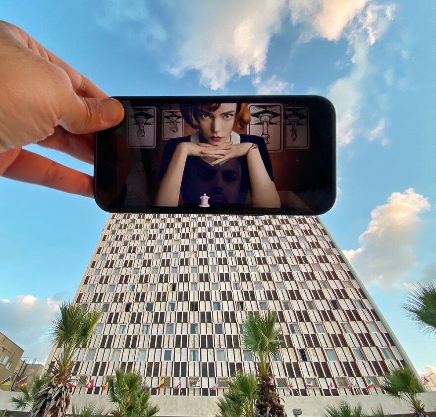 A combination of real-life scene with a pic on a smartphone