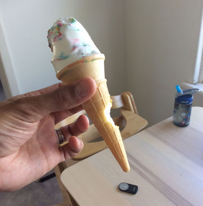 Le ofrecí mi helado a mi hijo y me lo devolvió así... Está claro que aún no se siente obligado a la etiqueta estándar de los helados
