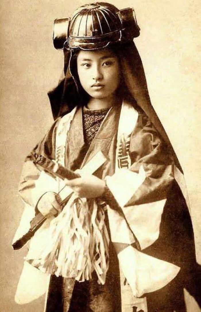 Takeko Nakano fue la última mujer guerrera samurái… Nació en 1847, luchó y murió durante la guerra de Boshin (la Guerra Civil Japonesa), en 1868, cuando tenía 21 años