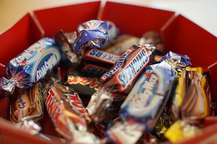 Mom Tweets About Throwing Away Her Kids' Halloween Candy, People Come For Her And Call Her Cruel Mom Tweets About Throwing Away Her Kids' Halloween Candy, People Come For Her And Call Her Cruel