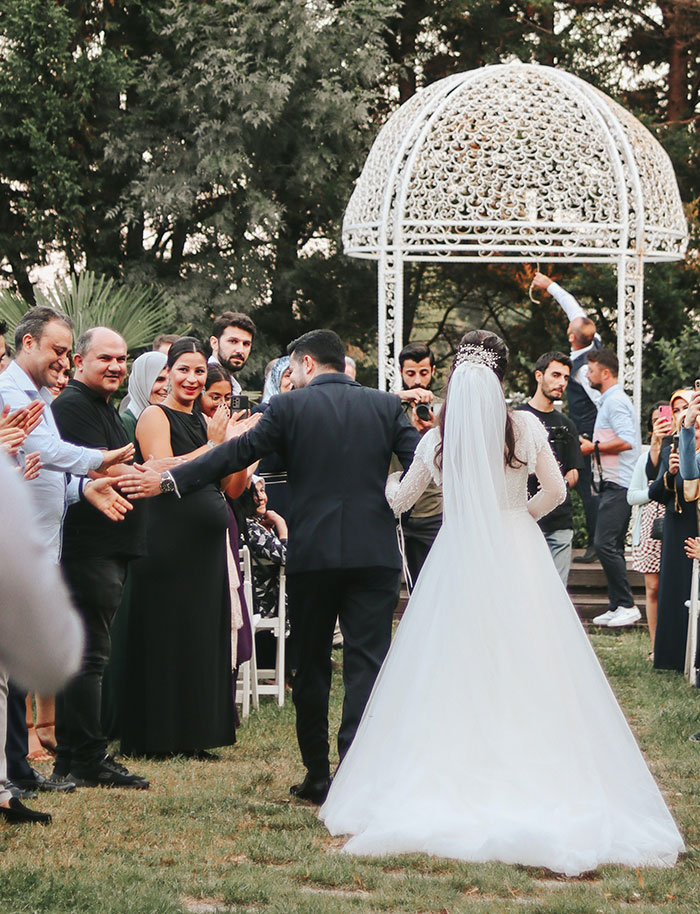 Mom Wonders If She's A Jerk For Wearing Jeans To Daughter's Wedding To Prove A Point, Gets A Reality Check Online Mom Wonders If She's A Jerk For Wearing Jeans To Daughter's Wedding To Prove A Point, Gets A Reality Check Online