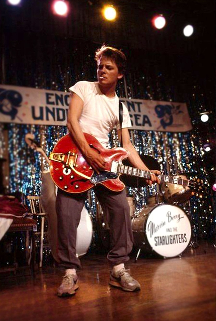 Michael J. Fox en el set de Regreso al Futuro, ensayando Johnny B. Goode (1985)