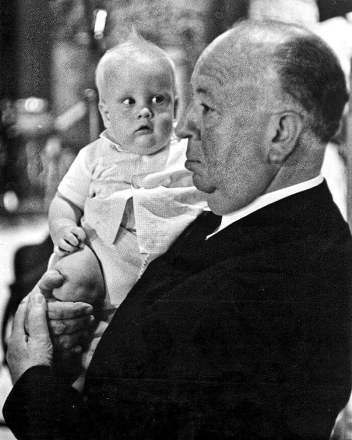 Alfred Hitchcock y un bebé en el plató de Los Pájaros, 1963