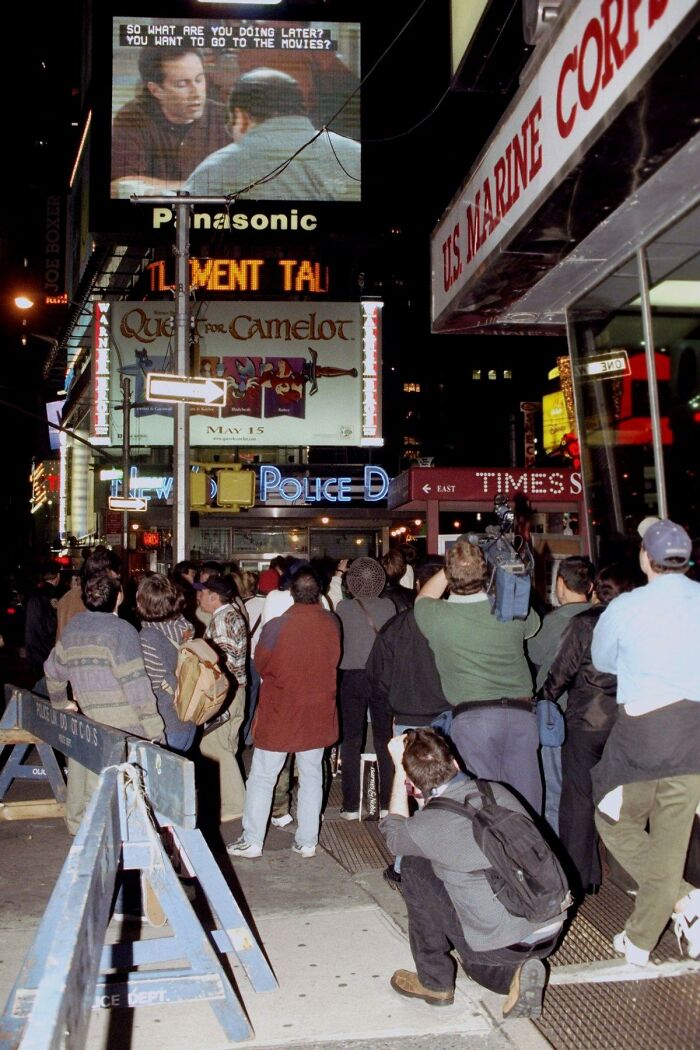 New Yorkers Stop To Watch The 'Seinfeld' Finale In Times Square (May 14, 1998)