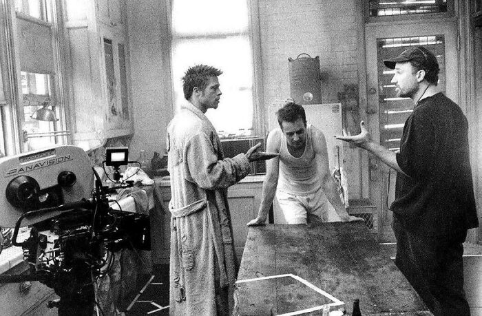 Brad Pitt, Edward Norton And David Fincher On The Set Of 'Fight Club' (1999)