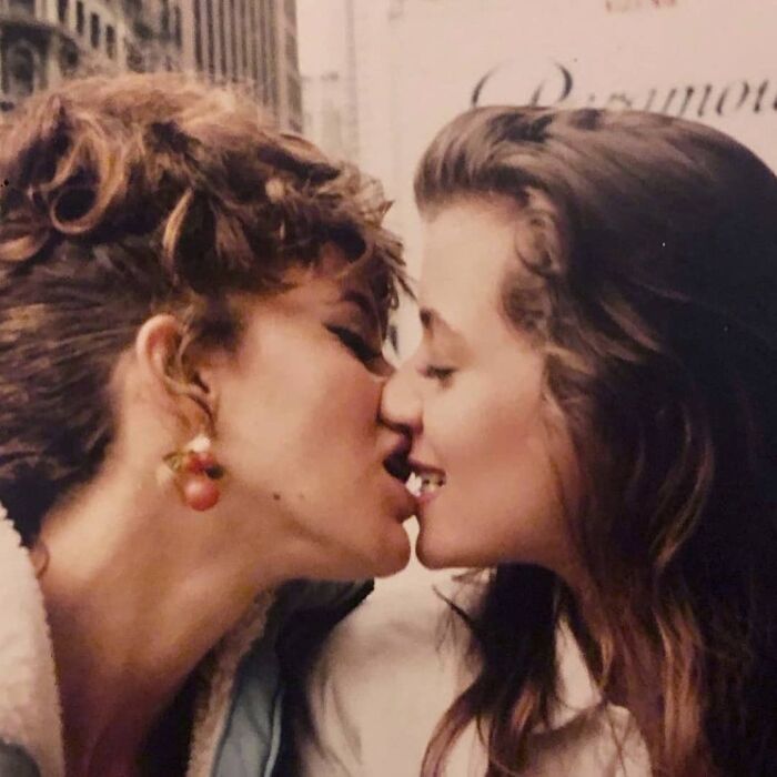 Jennifer Grey Makes Out With Mia Sara Between Takes Filming On The Set Of 'Ferris Bueller's Day Off' (1986)