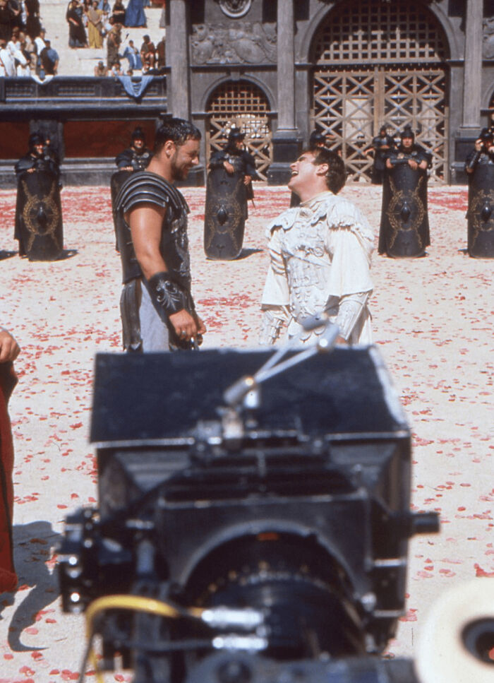 Russell Crowe y Joaquin Phoenix bromeando al grabar su duelo final en Gladiador (1999)