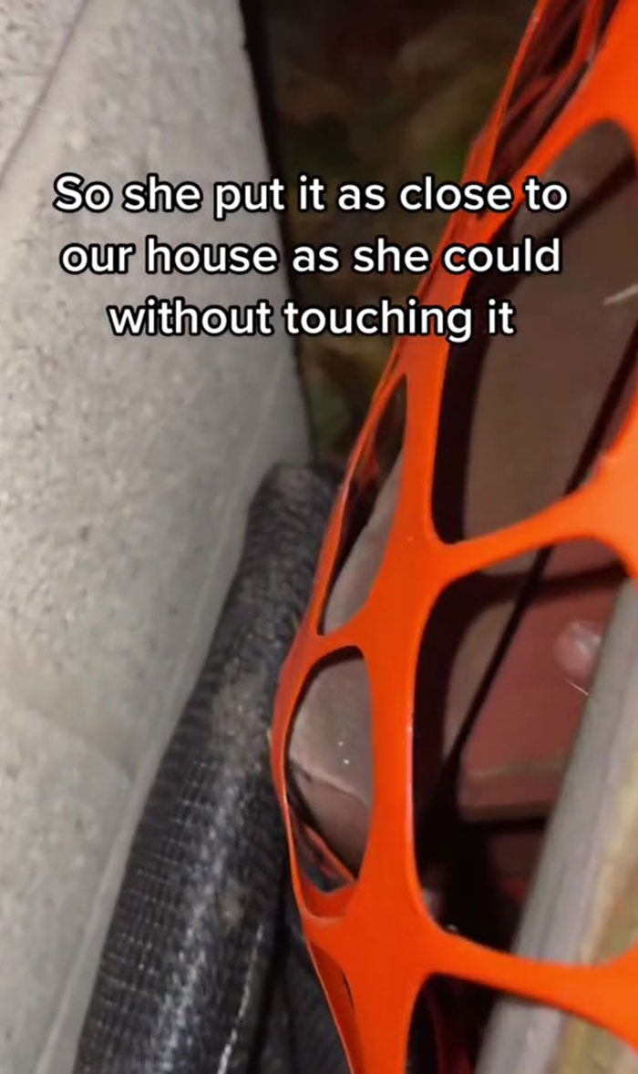 “Looks Like We Got Karen As A Neighbor”: Man Gets Into A War With Neighbor Who Zip-Tied Her Snow Fence To His Gutters “Looks Like We Got Karen As A Neighbor”: Man Gets Into A War With Neighbor Who Zip-Tied Her Snow Fence To His Gutters