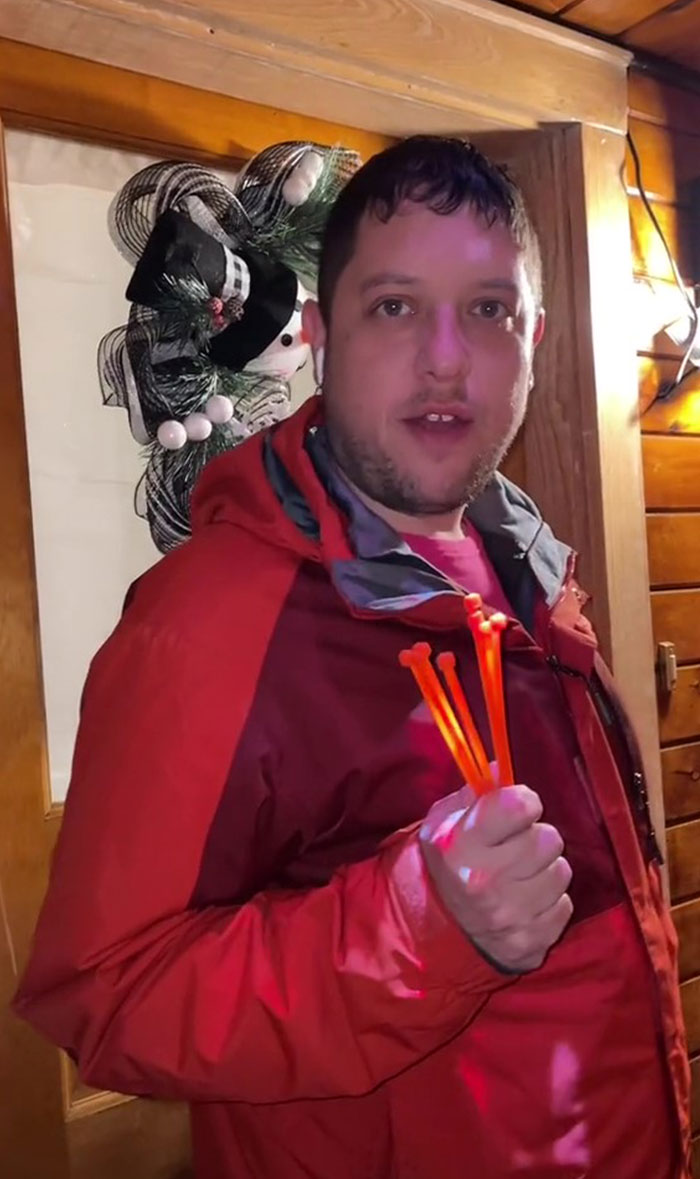 “Looks Like We Got Karen As A Neighbor”: Man Gets Into A War With Neighbor Who Zip-Tied Her Snow Fence To His Gutters “Looks Like We Got Karen As A Neighbor”: Man Gets Into A War With Neighbor Who Zip-Tied Her Snow Fence To His Gutters