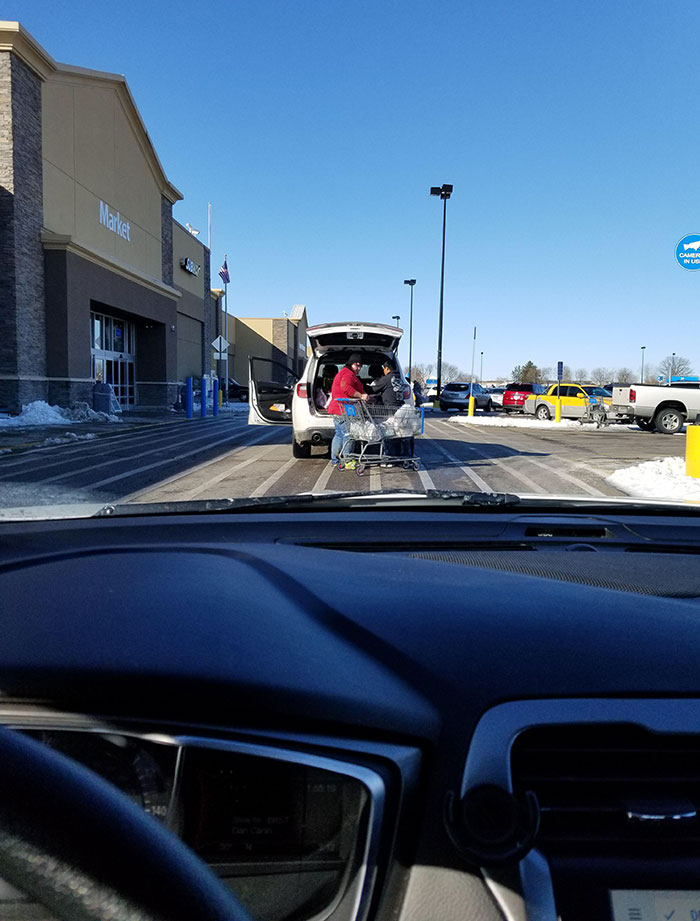 Lazy People Parked Right At The Entrance To Load Their Vehicle Up And Blocked The Traffic