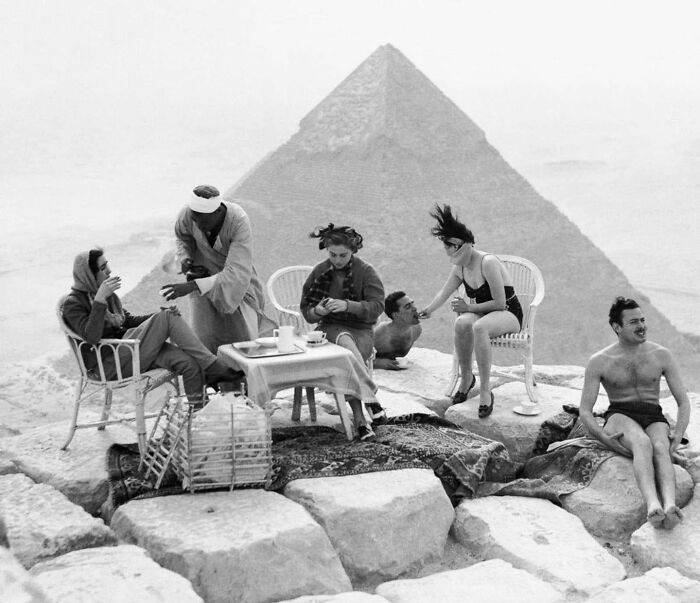 Turistas bebiendo té en la Gran Pirámide, 1938