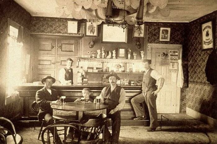 Una taberna que permitía a los niños tomar sus propias cervezas, Wisconsin, 1890