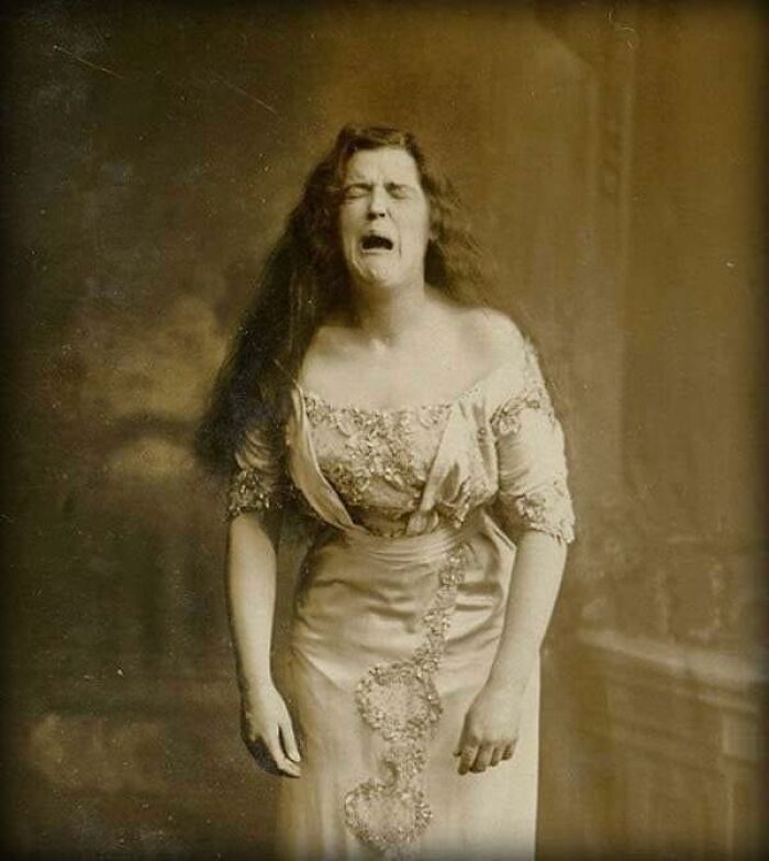 Retrato de una mujer en pleno estornudo