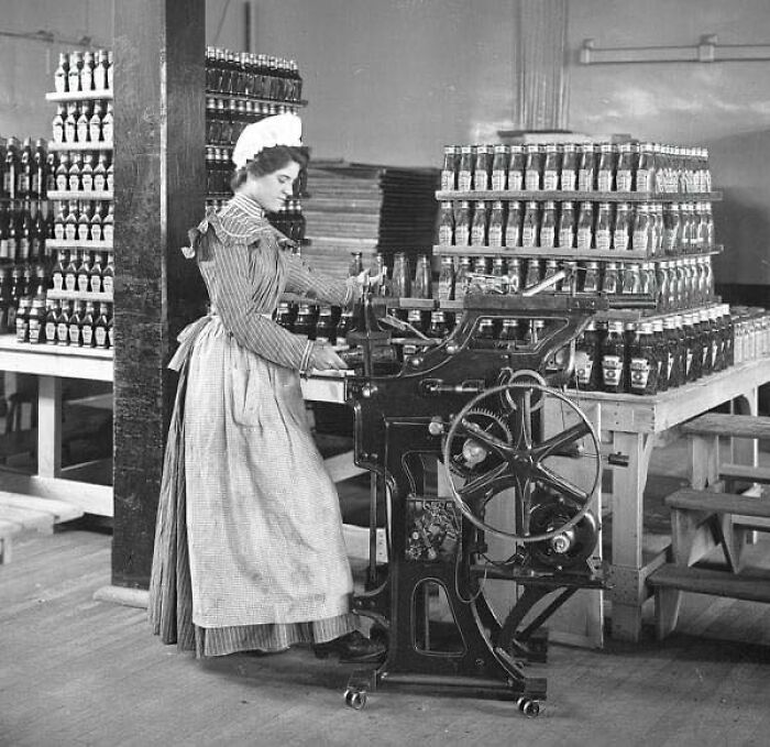 Female Worker Bottling Ketchup At The Original Heinz Factory Circa 1897. Pittsburgh, Pennsylvania, Us