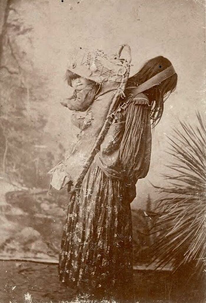 Mujer y niño apaches, 1898