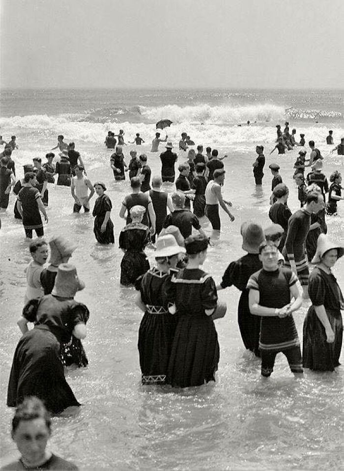This Is How People Went To The Beach In 1910