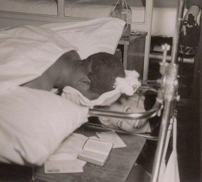 Marilyn Monroe visitó a las tropas heridas en 1954, en Japón. Por desgracia, este soldado tenía rota la columna y tuvo que quedarse boca abajo para curarse