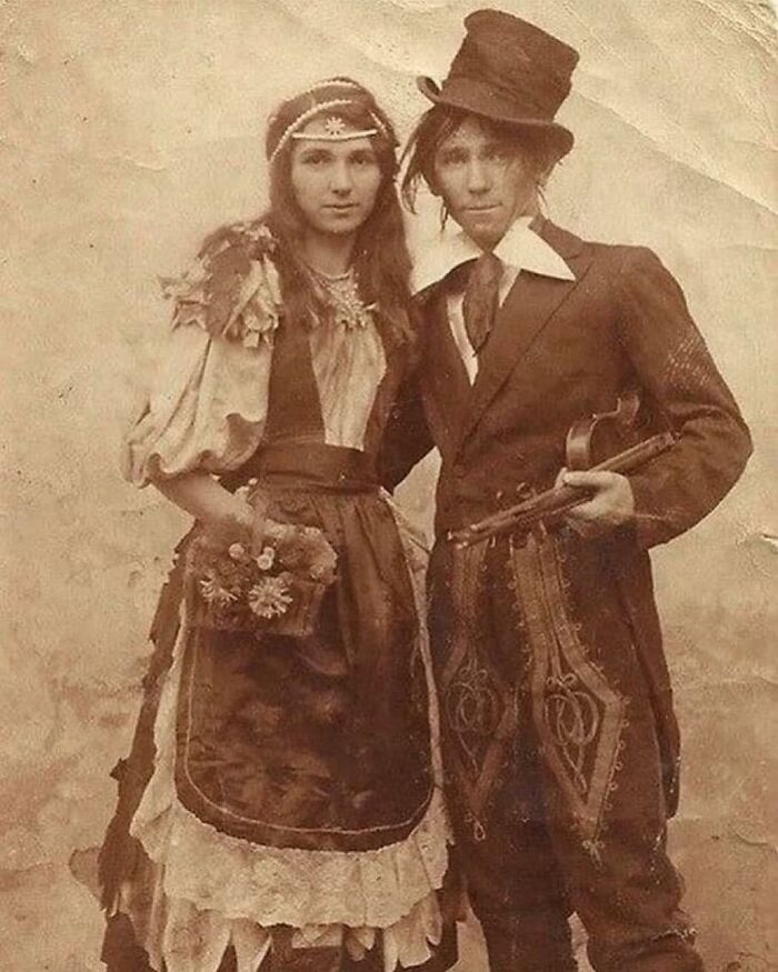 Una pareja de viajeros victorianos, década de 1890