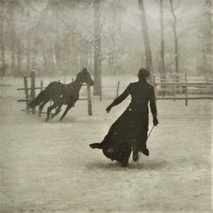Una mujer y su caballo en un día nevado, en 1899