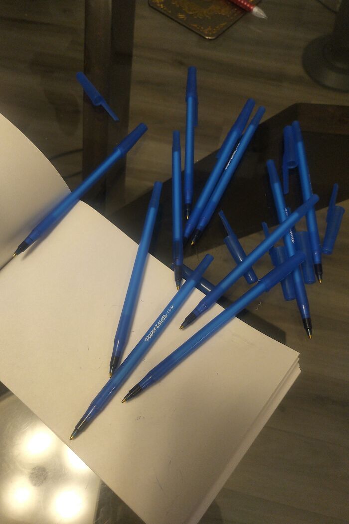 Compré un paquete de bolígrafos y ninguno funciona #PerdónPlaneta