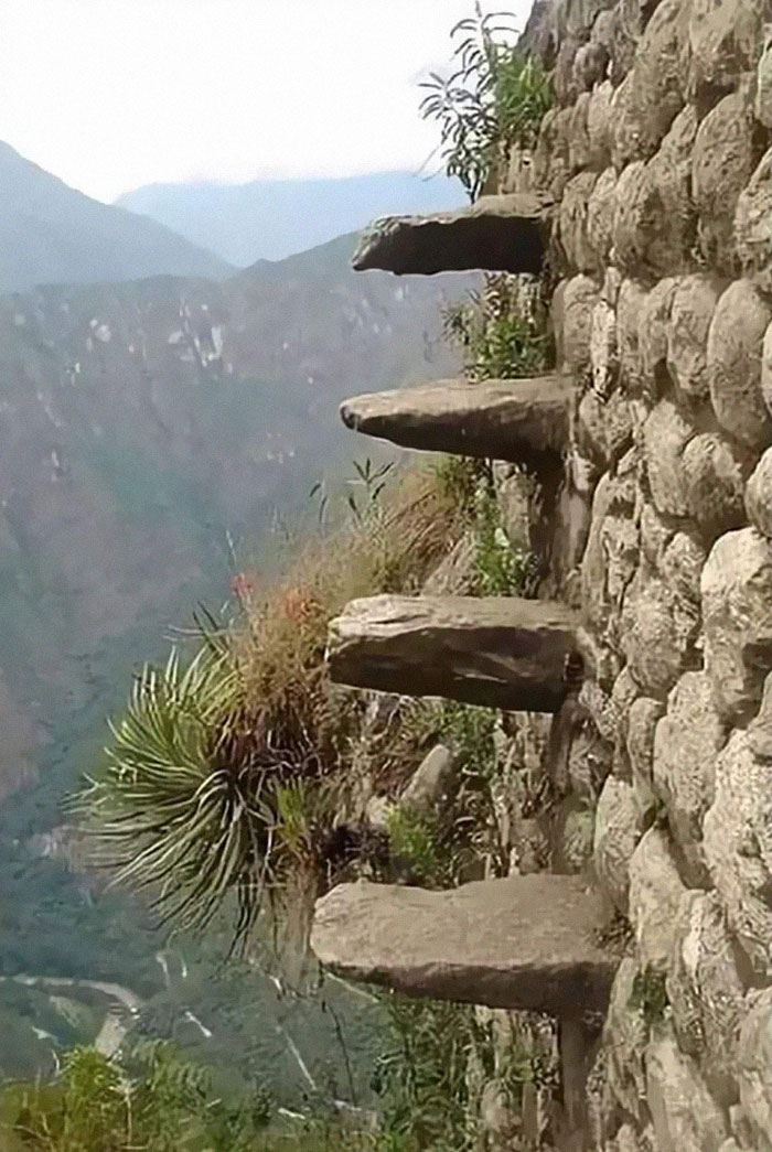 Escaleras flotantes de la muerte en Machu Picchu, Perú.... Estoy seguro de que esa caída a la izquierda cuando se resbala es simplemente el Fiiiiiiiin