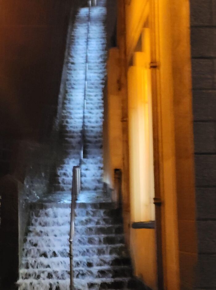 Esta es la escalera de Jacob en Falmouth, Reino Unido, el 3 de noviembre de 2022 durante un terrible aguacero