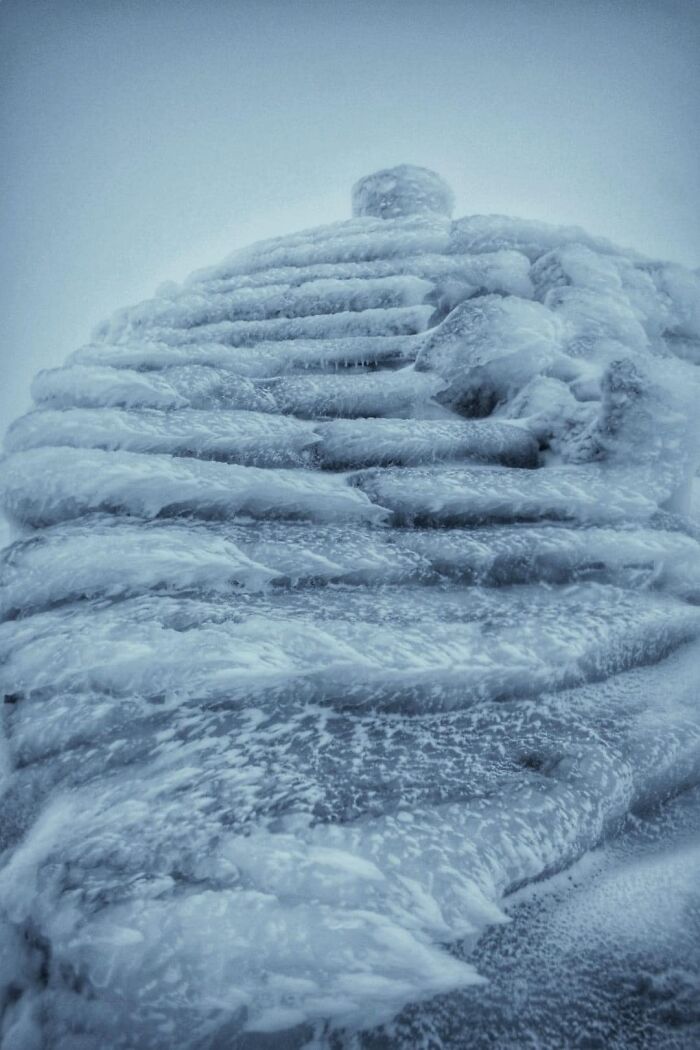 ¡Las escaleras congeladas de la muerte! ¡Escaleras hasta la cima de Snowdon, norte de Gales, Reino Unido!