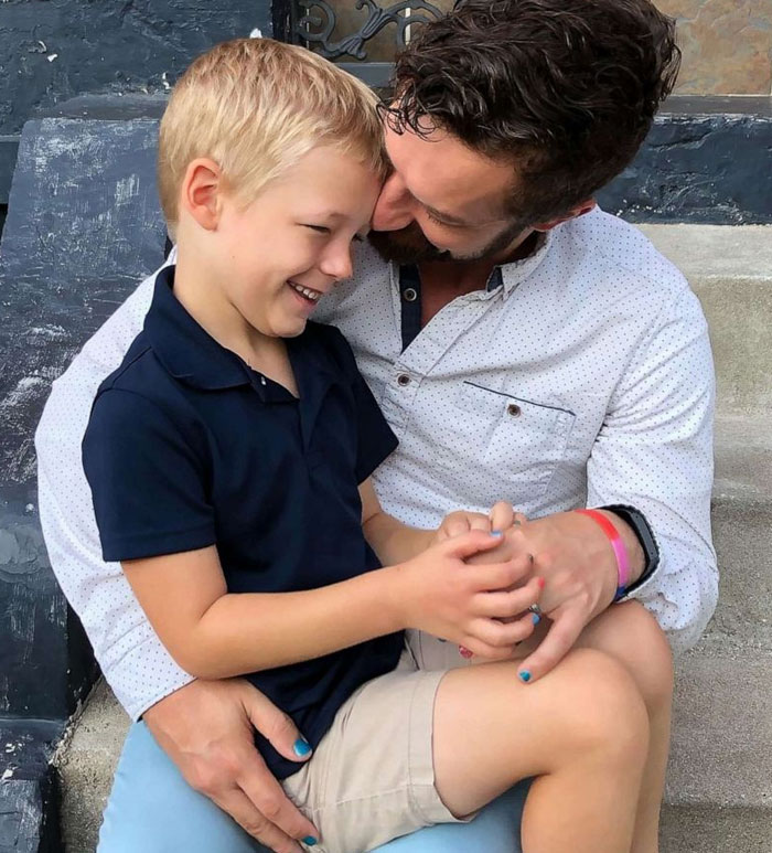 Dad Gets Applauded Online For Standing Up For His Son Who Got Bullied For Wearing Nail Polish Dad Gets Applauded Online For Standing Up For His Son Who Got Bullied For Wearing Nail Polish